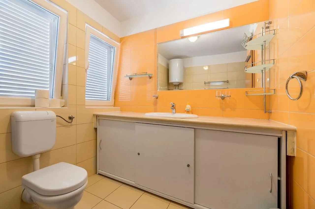 Nur 350 Meter Zum Strand Mit Klima, Wifi Baska  Apartment